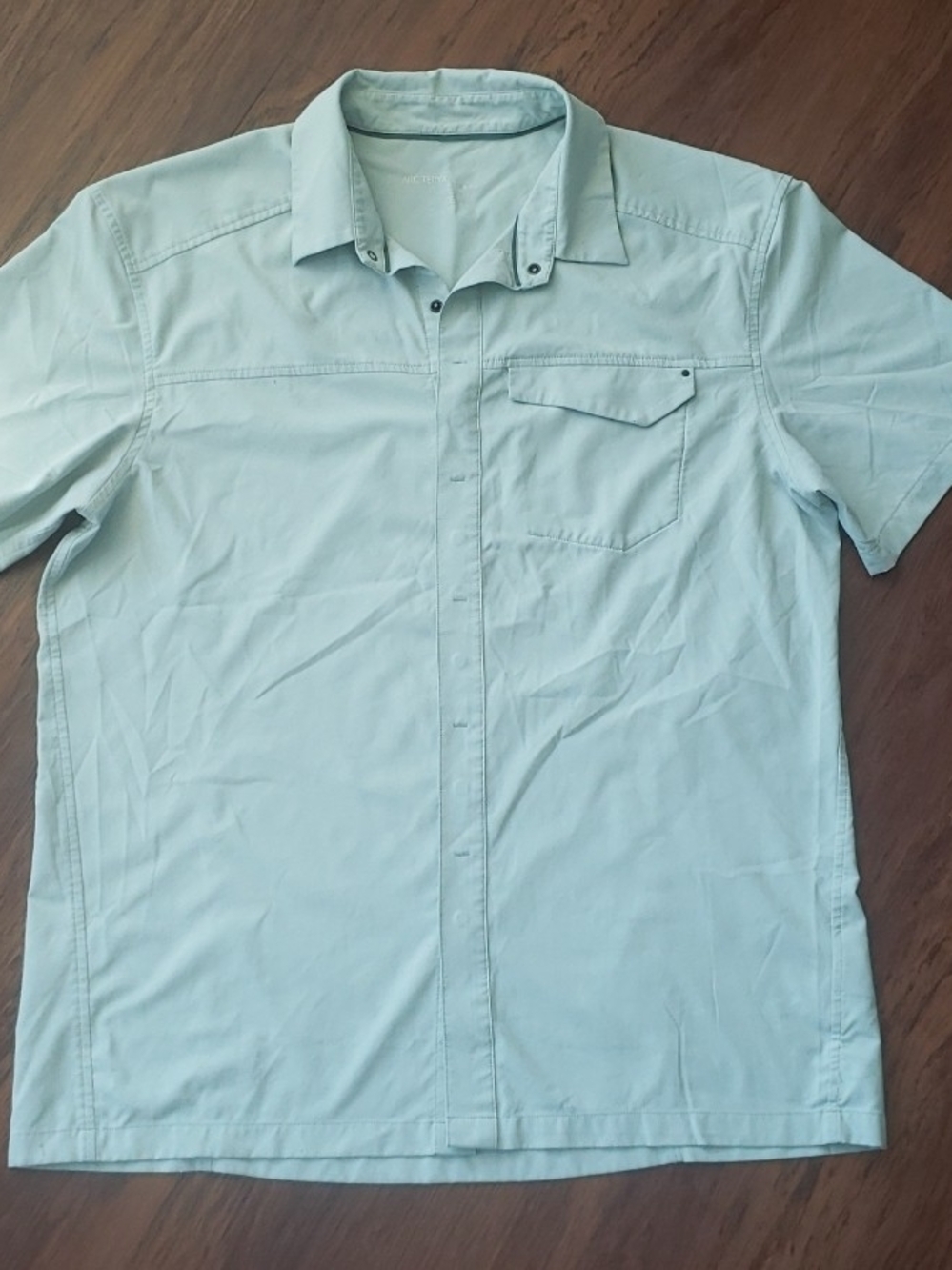 Arcteryx Men's Short Sleeve Button-Down Shirt Size Large Athleisure Trendy